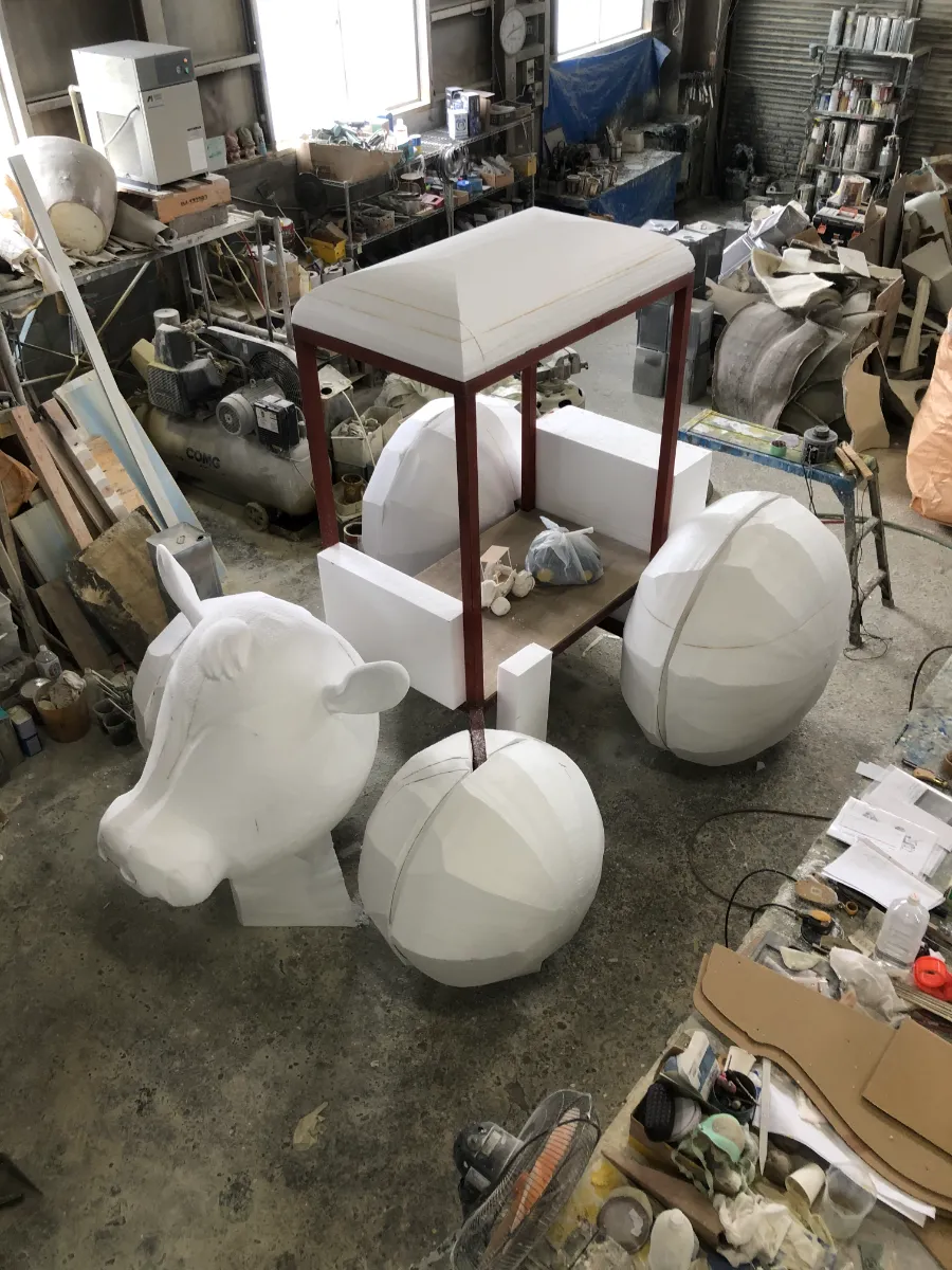 発泡スチロールでの型出し作業風景